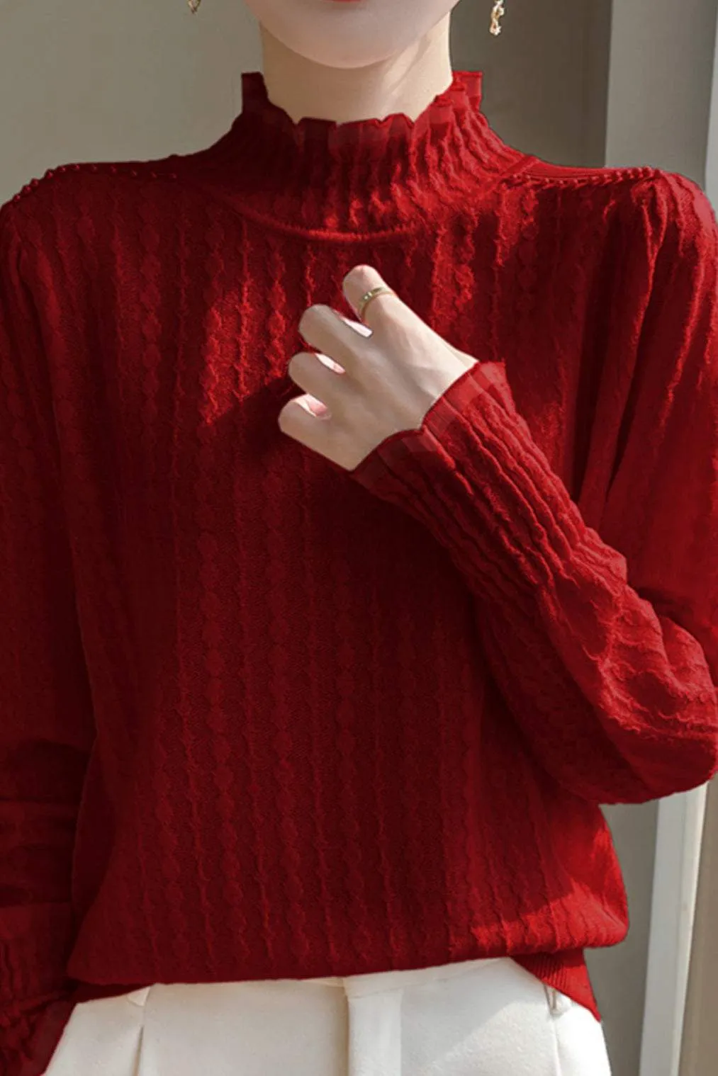 Lace-trimmed semi-high-neck base layer shirt