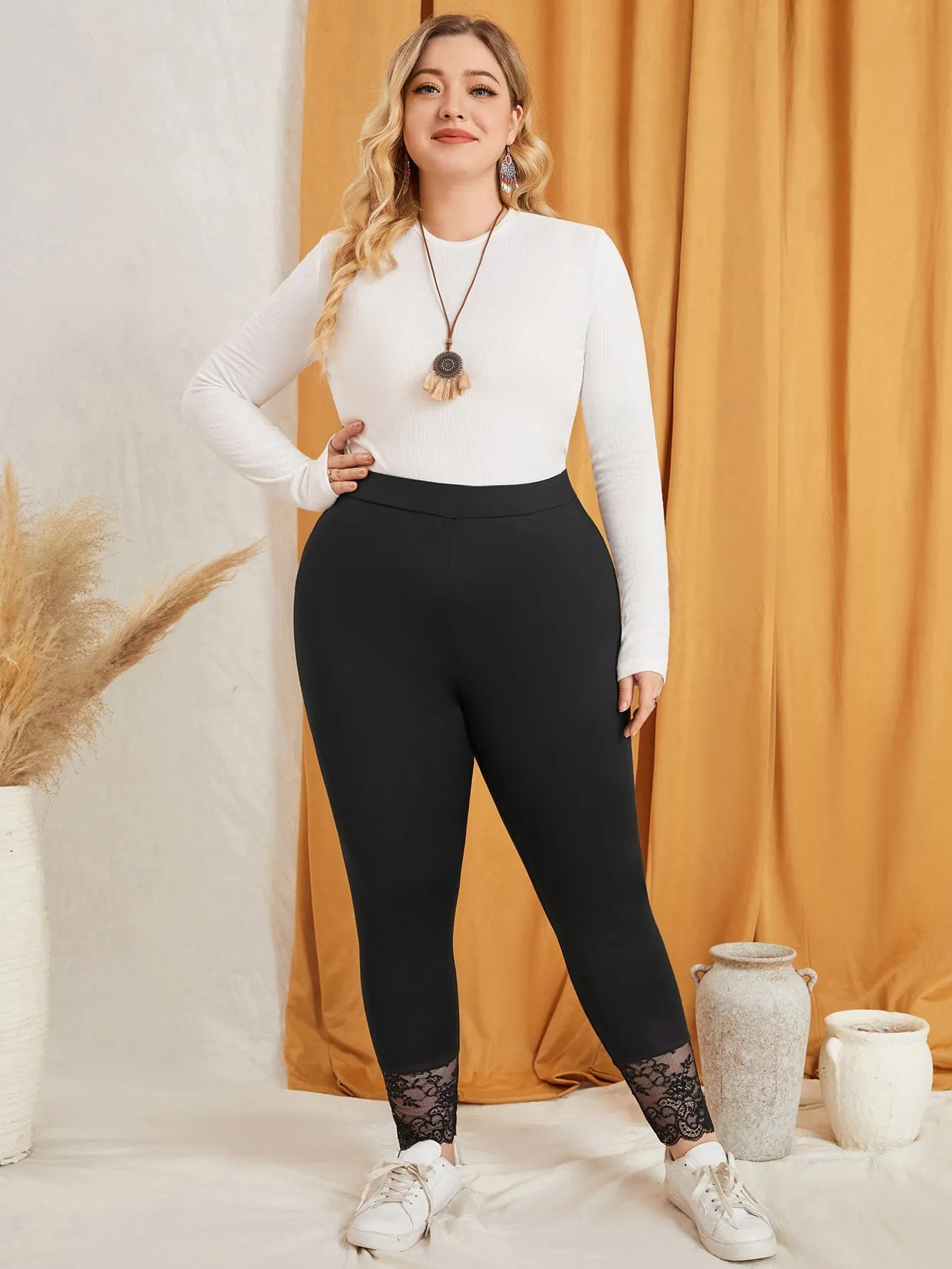 Plain Contrast Lace Cropped Plus Size Leggings