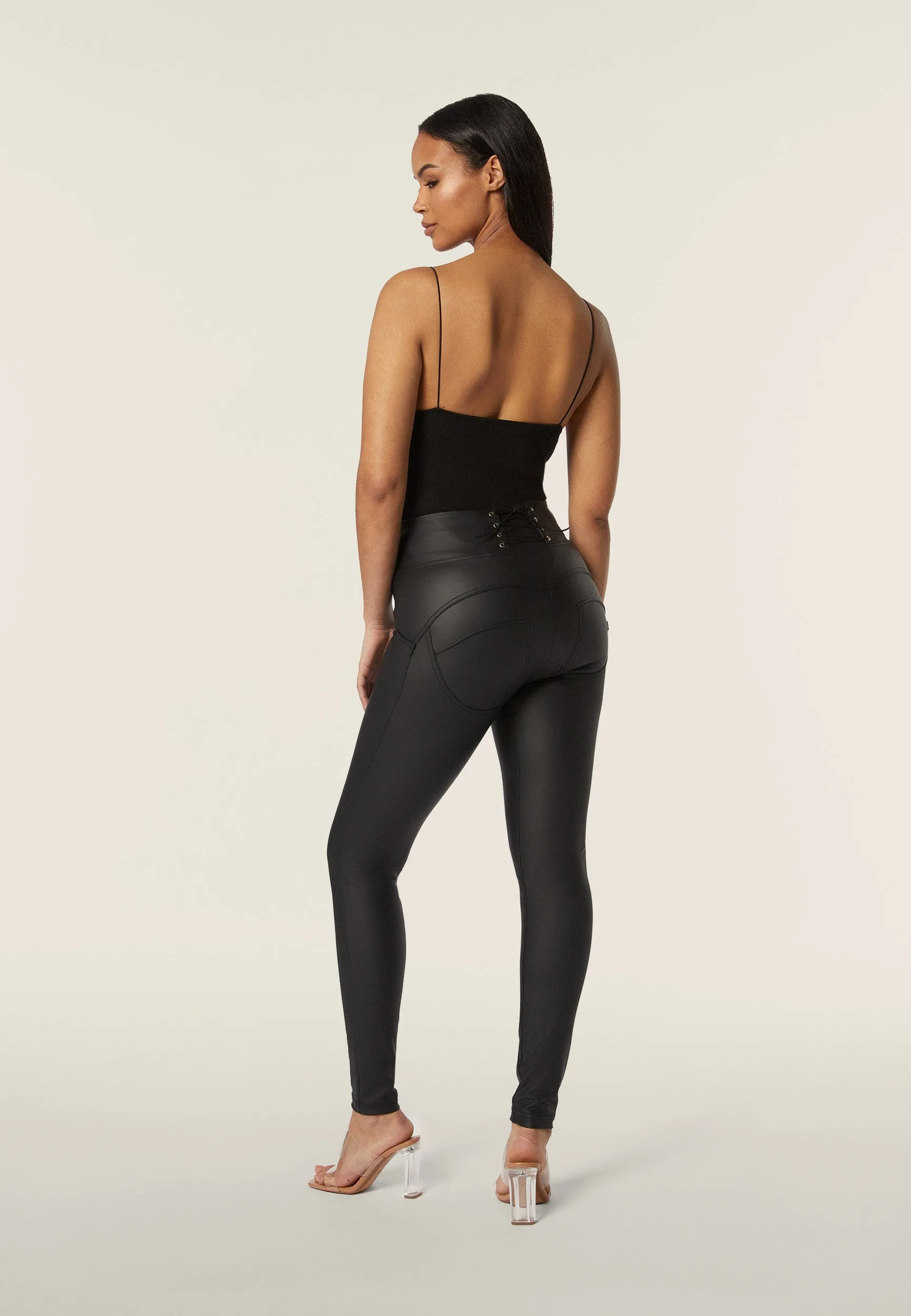 (WRUP2HF448-N) High Waist WR.UP® Leather Look met Veter Sluiting op de Rug ♥