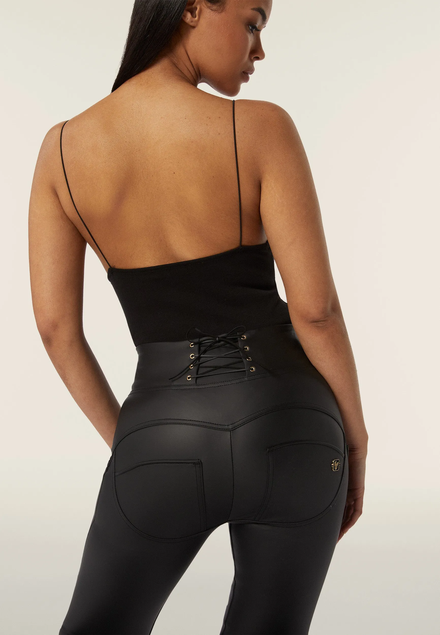 (WRUP2HF448-N) High Waist WR.UP® Leather Look met Veter Sluiting op de Rug ♥